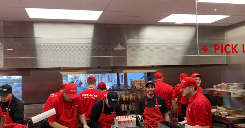 La cuisine de Five Guys Genève La cuisine de Five Guys Genève